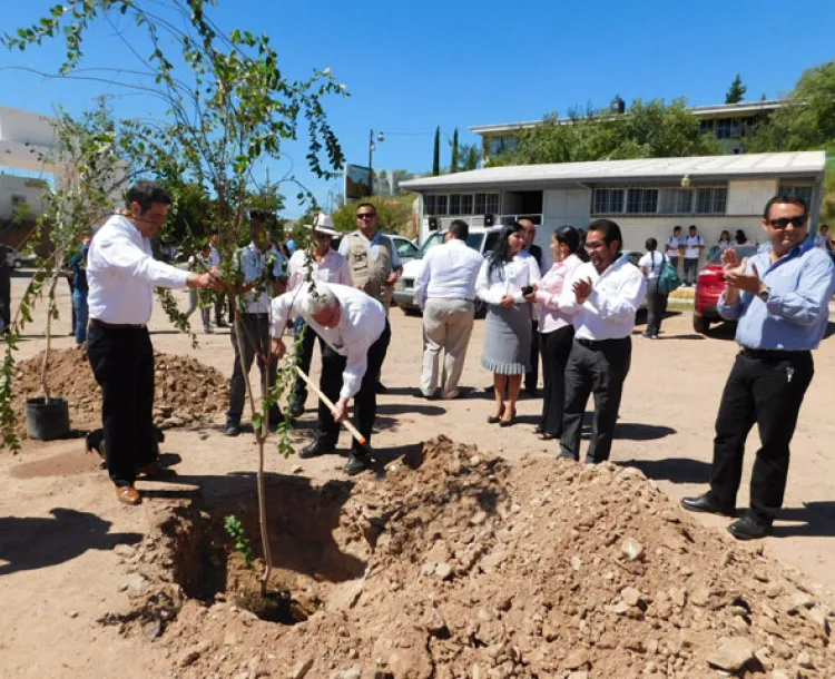 Reactiva Alcalde programa Manos al  Árbol en varias escuelas de  la ciudad