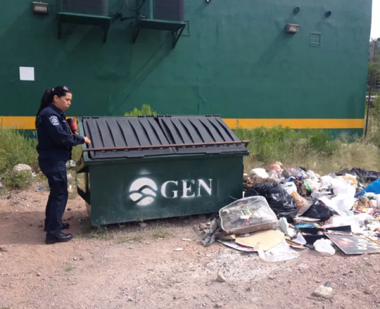 Denuncian locatarios clausura de  contenedores en plaza comercial