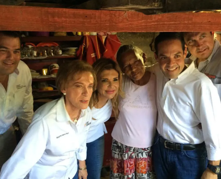 Gobernadora promete casa nueva a mujer afectada por lluvias