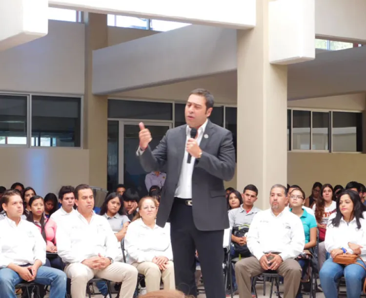 Temo Galindo presenta su informe de trabajo ante estudiantes