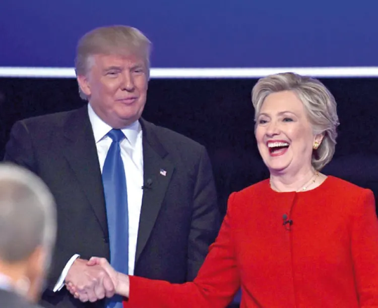 Clinton celebra debate y regresa a la campaña