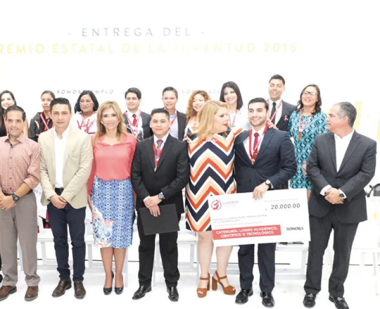 Entregan Premio Estatal de la Juventud