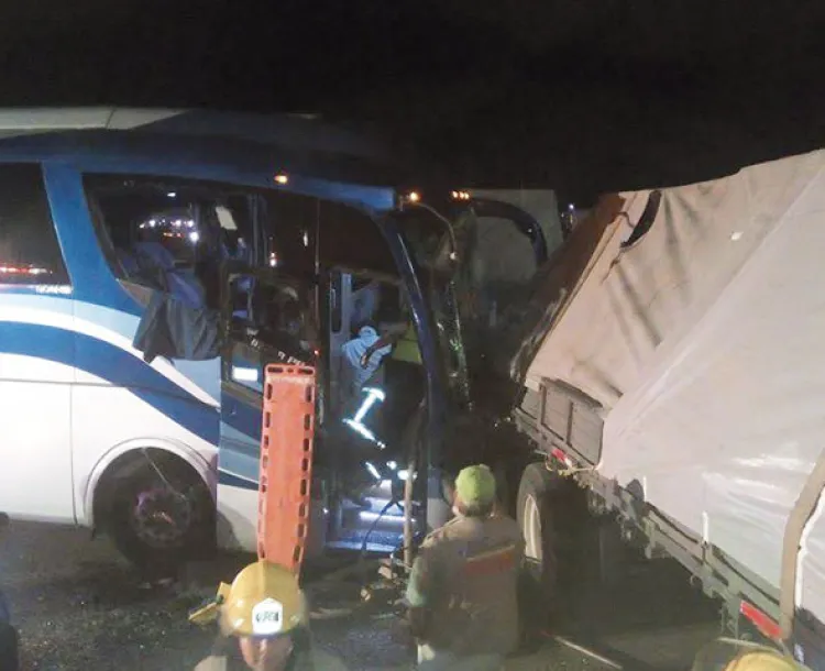 Camionazo deja 16 heridos en el tramo Caborca-Sonoyta