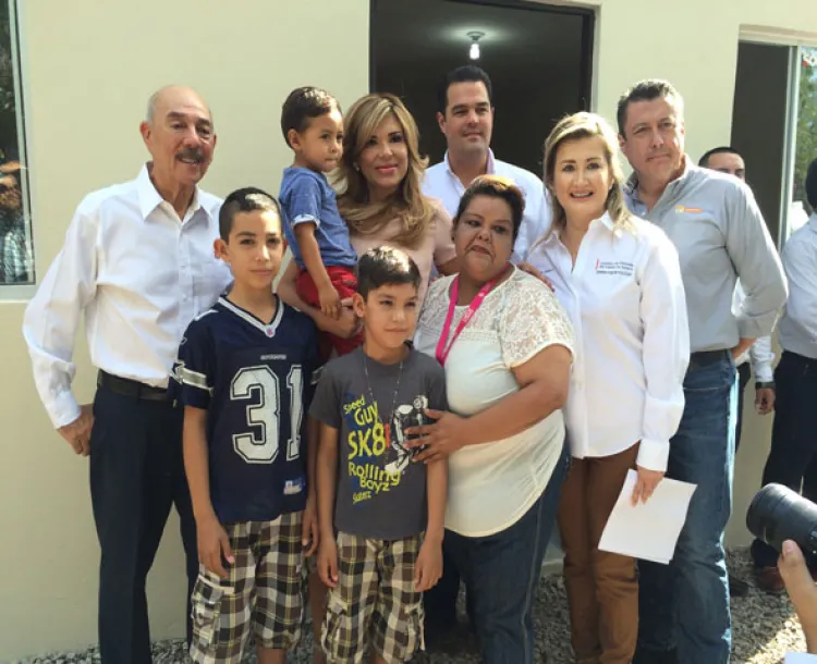 Entrega Claudia Pavlovich viviendas en Hermosillo