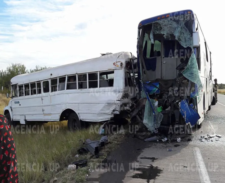 Chocan camiones en carretera cerca de Santa Ana