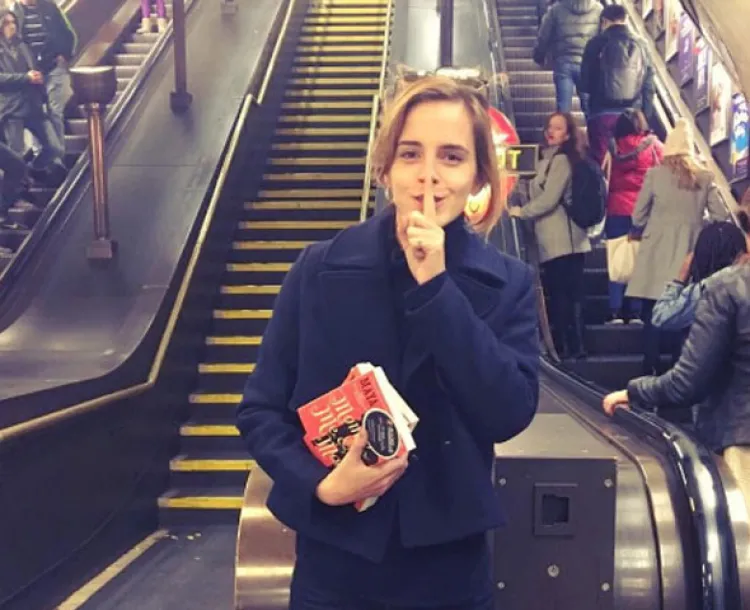 Emma Watson esconde libros en el metro