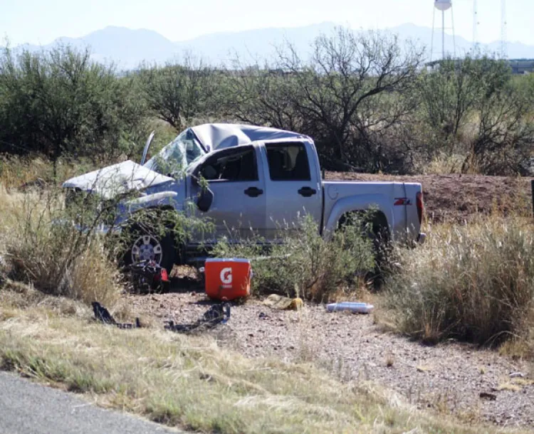 Muere mujer al volcarse al norte de Douglas