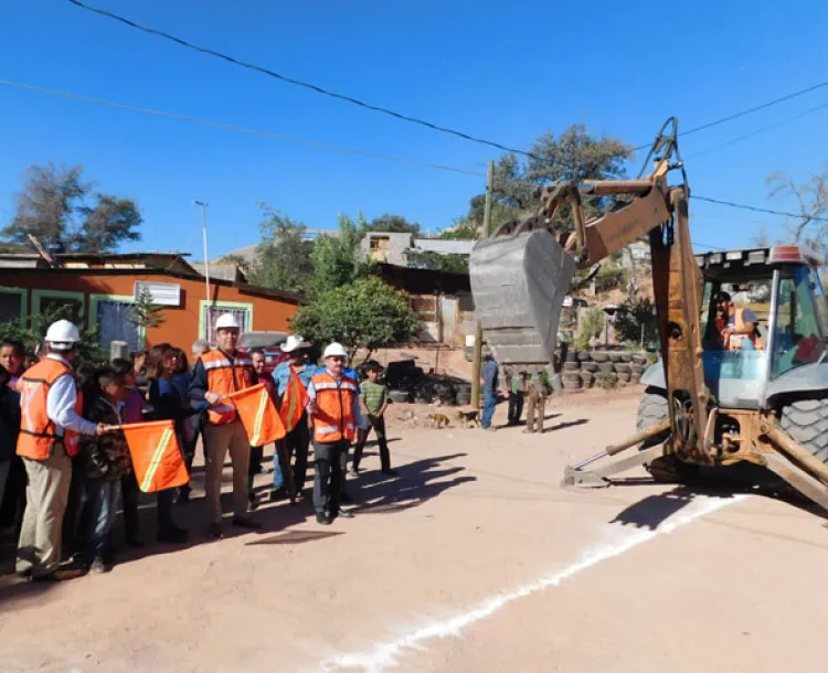 Da banderazo Alcalde a obras de alcantarillado en dos colonias