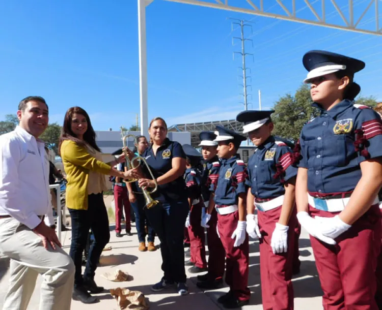 Entregan equipo para  bandas de guerra en  primaria y secundaria