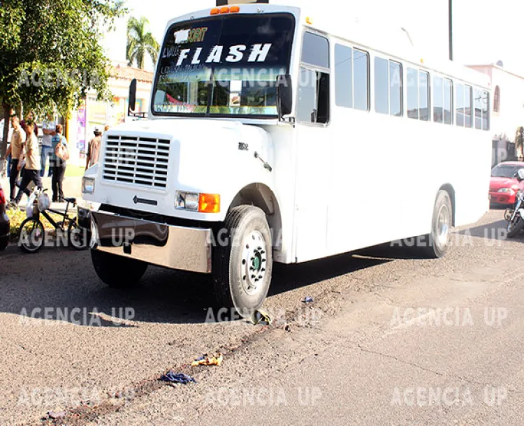 Muere señor arrollado por camión suburbano