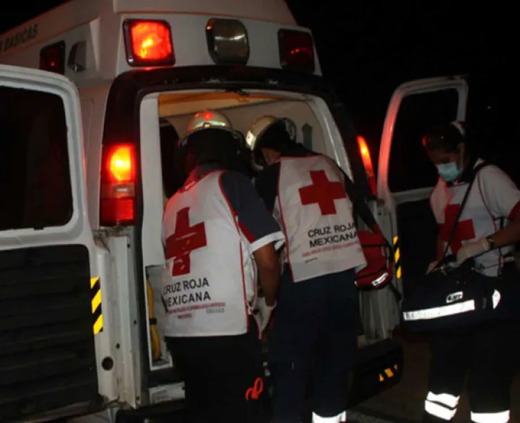 Balea gatillero a dos jóvenes dentro de su domicilio