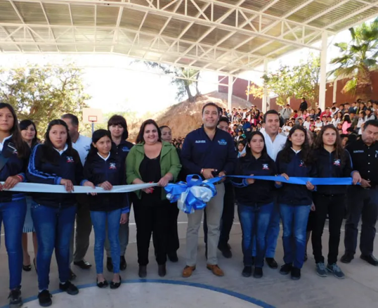 Alcalde entrega tres obras