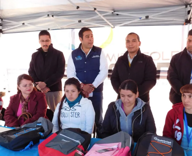 Maquiladora y Ayuntamiento entregan  mochilas y útiles a niños de La Mesa