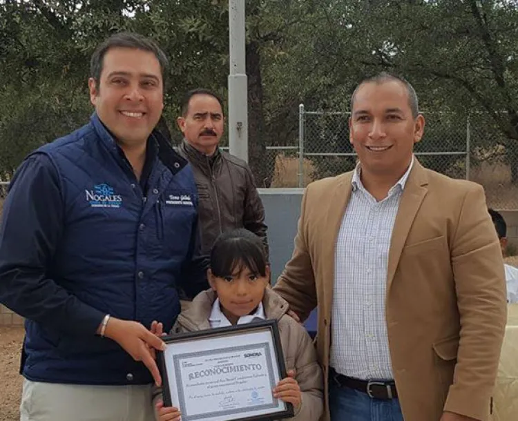 Llevan paquetes  escolares a niños de La Mesa y La Choya