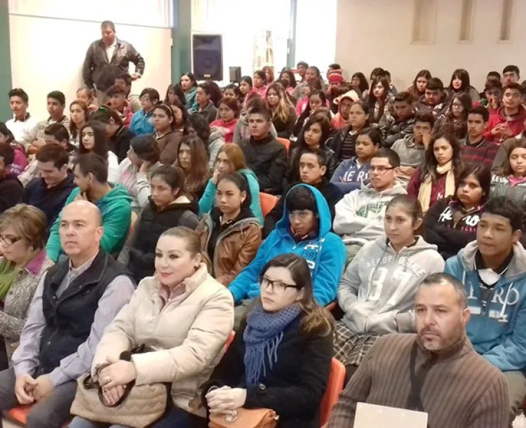 Imparten talleres  a jóvenes líderes en el Conalep