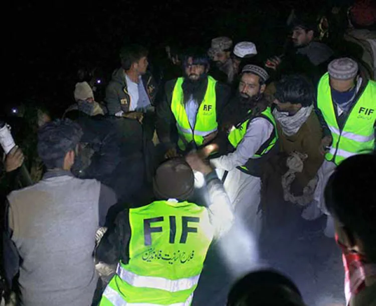 Choca avión con 41 personas a bordo en Pakistán