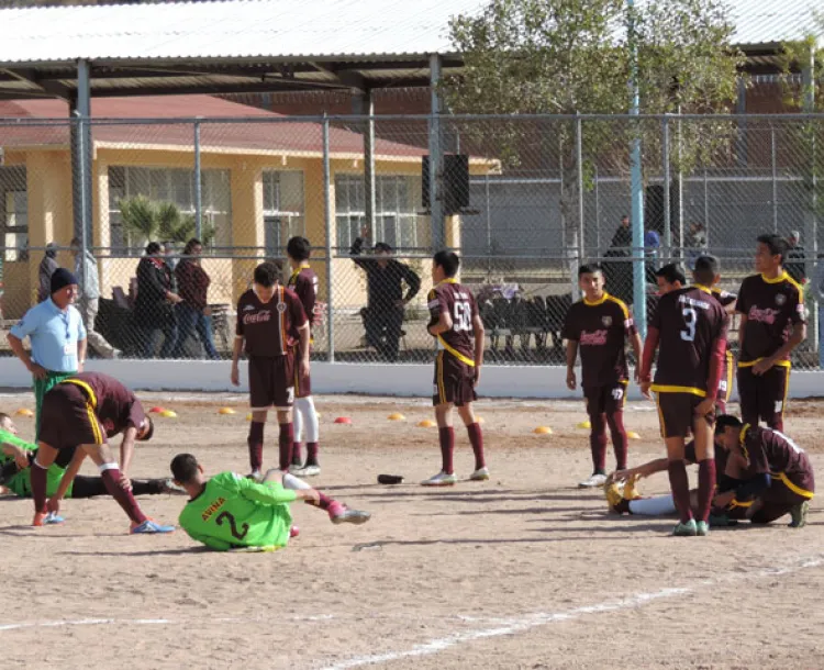 Entregan certificados, material deportivo y cancha en el Cereso