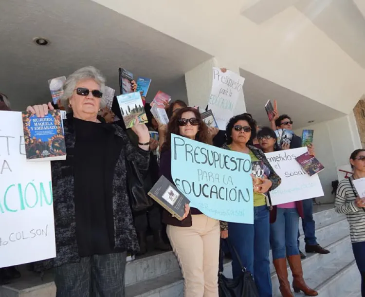 Colegio de Sonora protesta por falta de  sueldos y aguinaldos