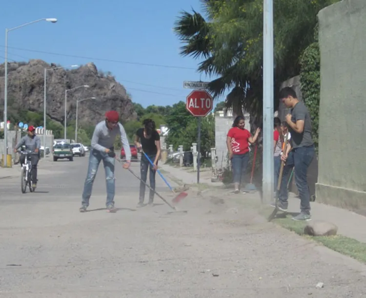 Vecinos se unen para limpiar  su colonia en Magdalena