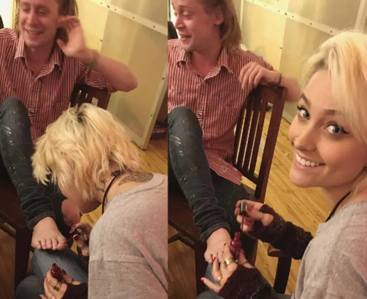 Paris Jackson le hace el pedicure a Macaulay Culkin