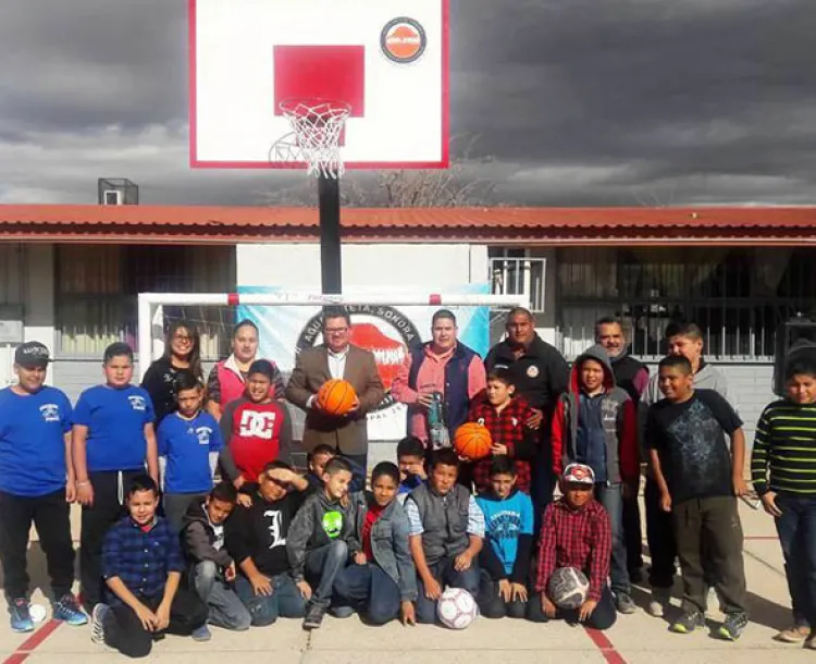 Rehabilitan cancha padres y autoridades en Agua Prieta