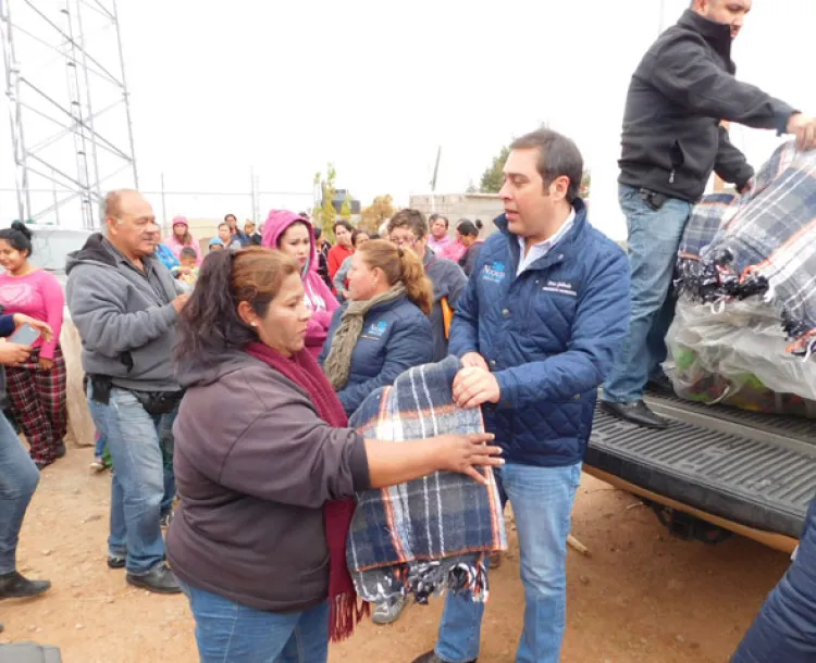 Entregan cobertores en varias colonias