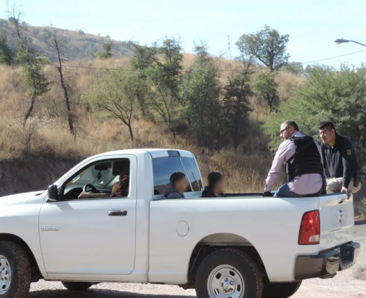 Atrapan a tres personas en vehículo robado