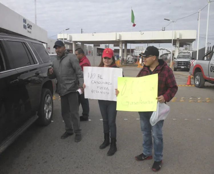 Protestan frente a la garita contra alza de combustibles