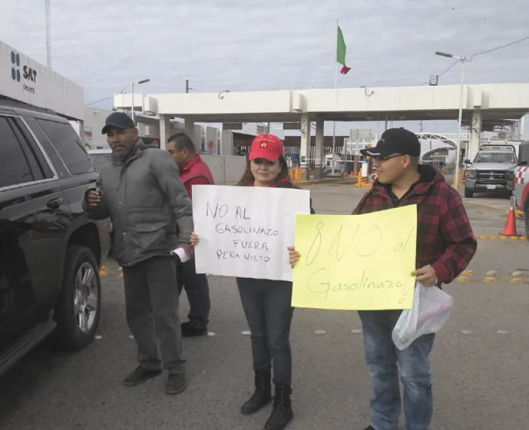 Protestan frente  a la garita contra  alza de combustibles