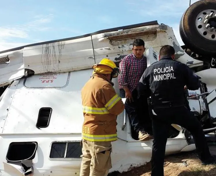 Trailero sale ileso al volcar en tráiler en Agua Prieta