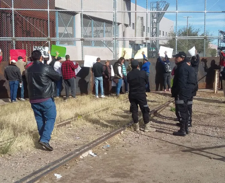 Cierran garita por manifestaciones  de ambos lados de la frontera