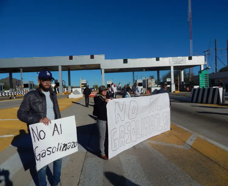 Siguen protestas por gasolinazo en caseta de cobro