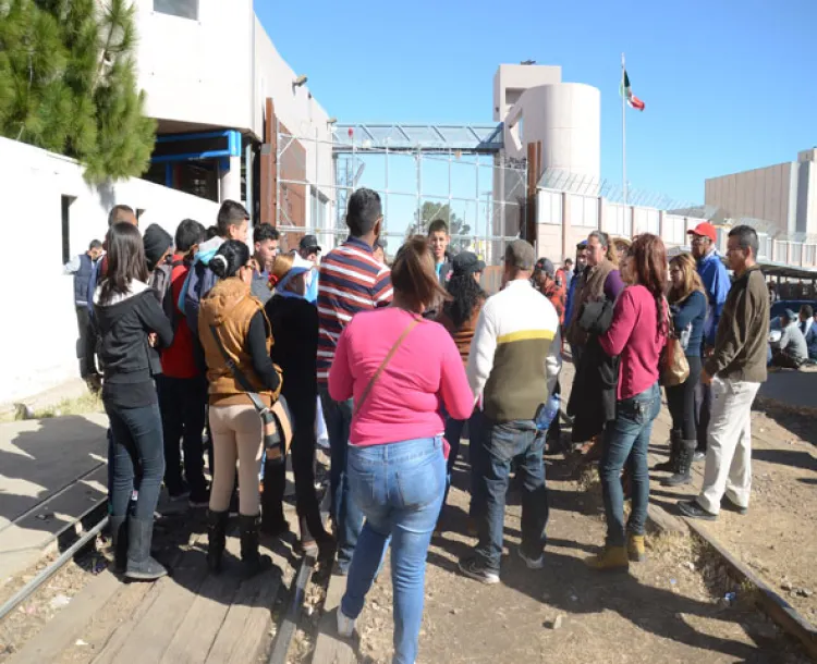 Continúan protestas, impiden paso del tren hacia México