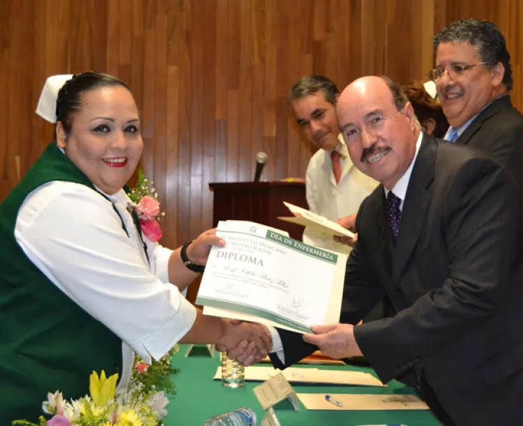 Reconoce el IMSS  labor de enfermeras