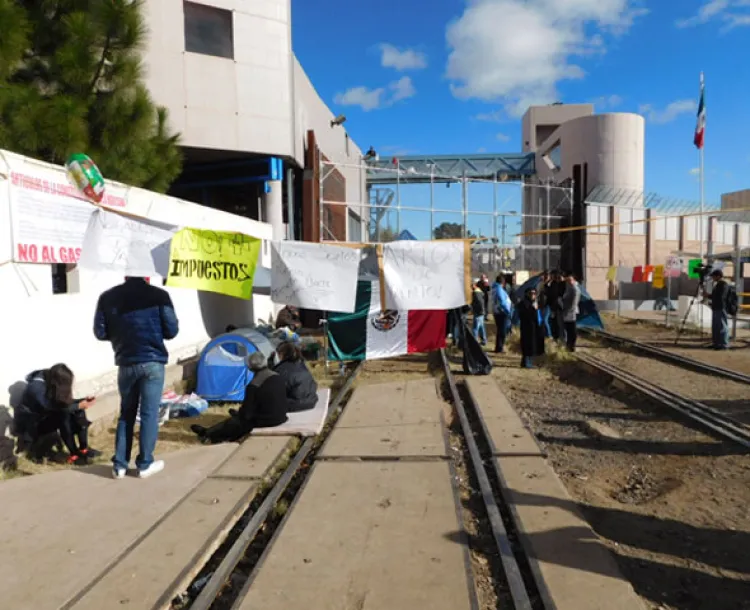 Acampan manifestantes sobre las vías del tren