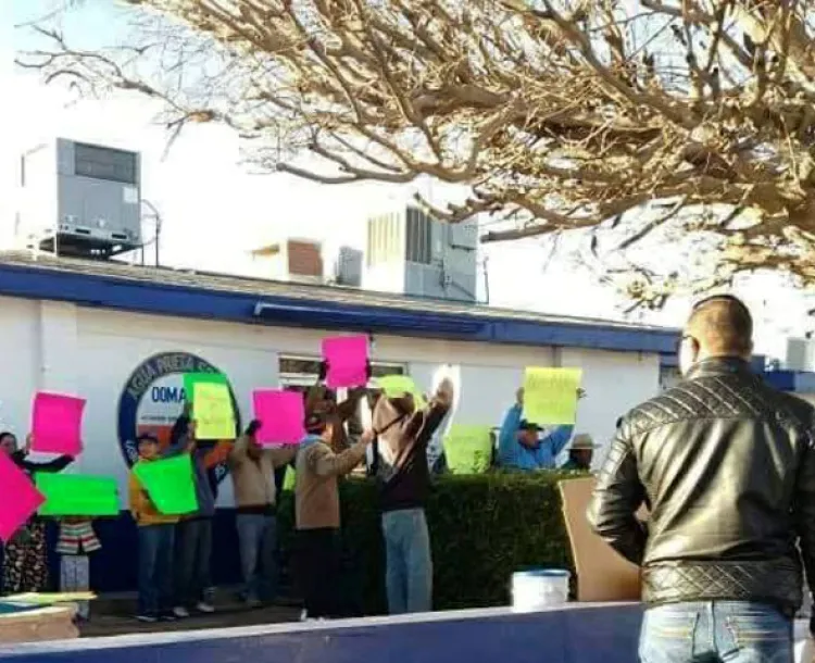 Protestan usuarios en Oomapas   ante posible destitución del director