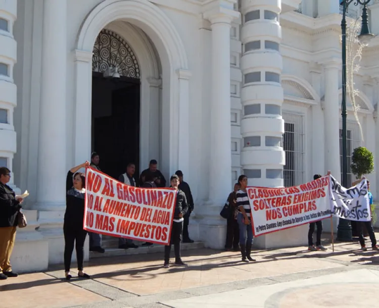 Ciudadanos independientes protestan contra los impuestos