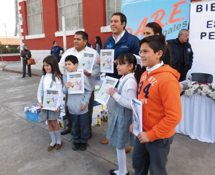 Alcalde y patronato DARE entregan libros a niños y jóvenes