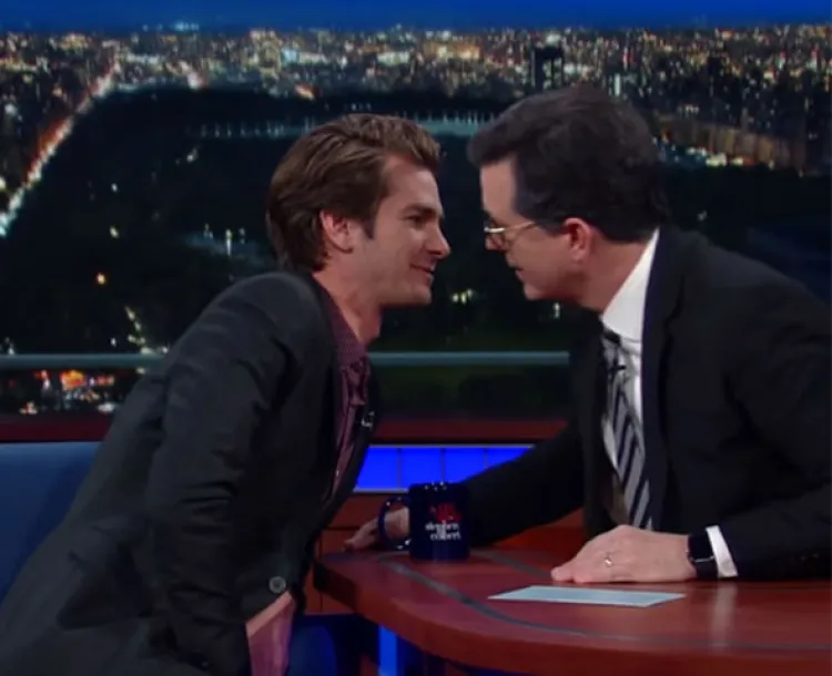 Andrew Garfield y Stephen Colbert comparten beso en TV