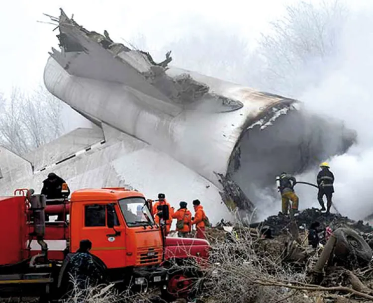 Cae un avión de carga, mueren 37 en Kirguistán