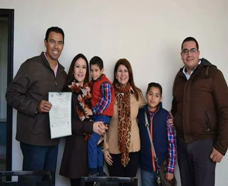 Entrega DIF a niño en adopción