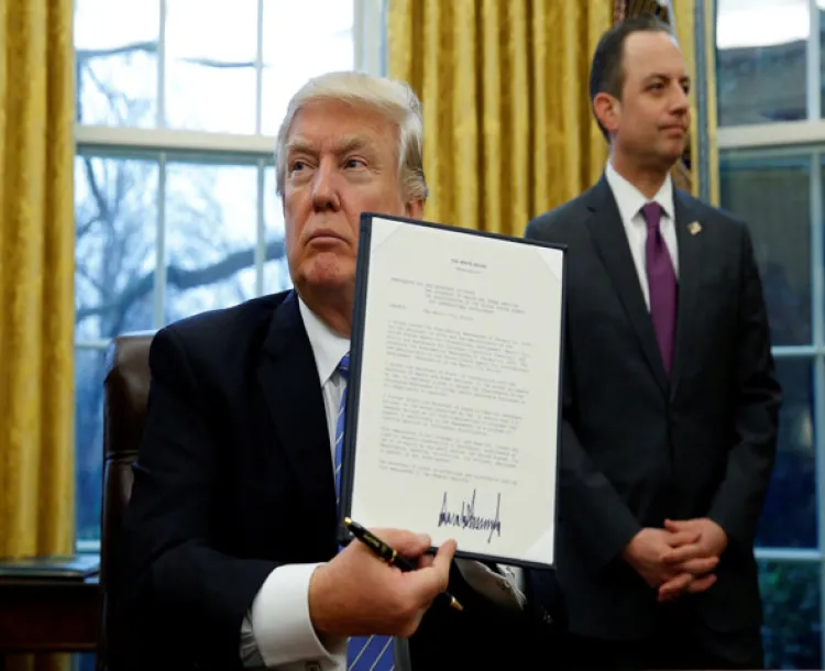 Firma Trump decreto para construir muro