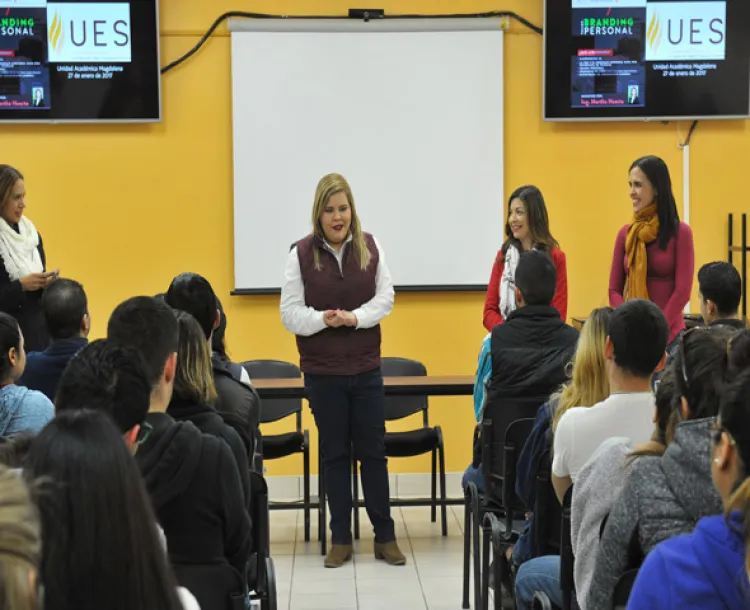 Brindan taller a estudiantes de UES