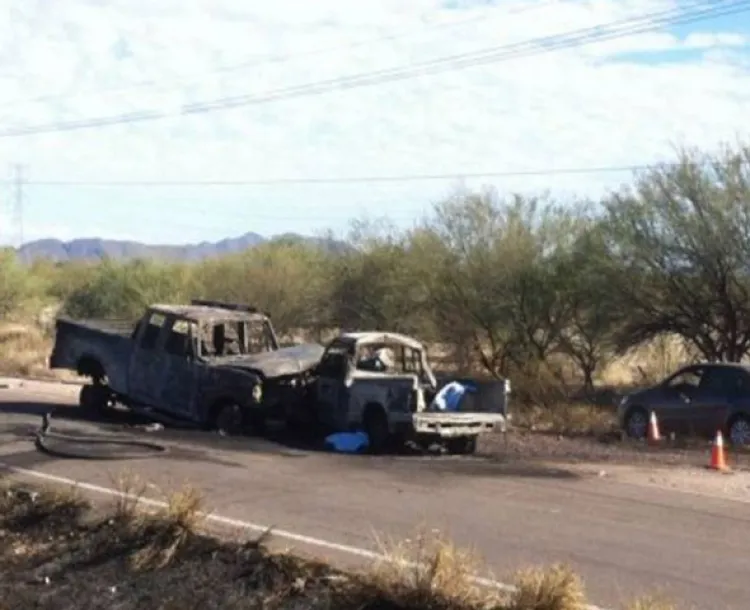 Mueren calcinados dos adultos y dos niños en choque de frente