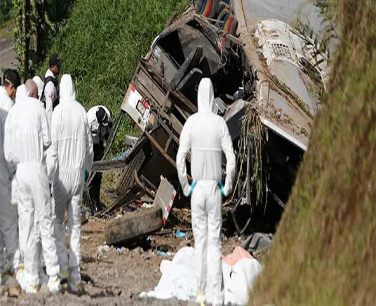 Muere trailero al caer a barranco tras chocar entre Ímuris y Cananea