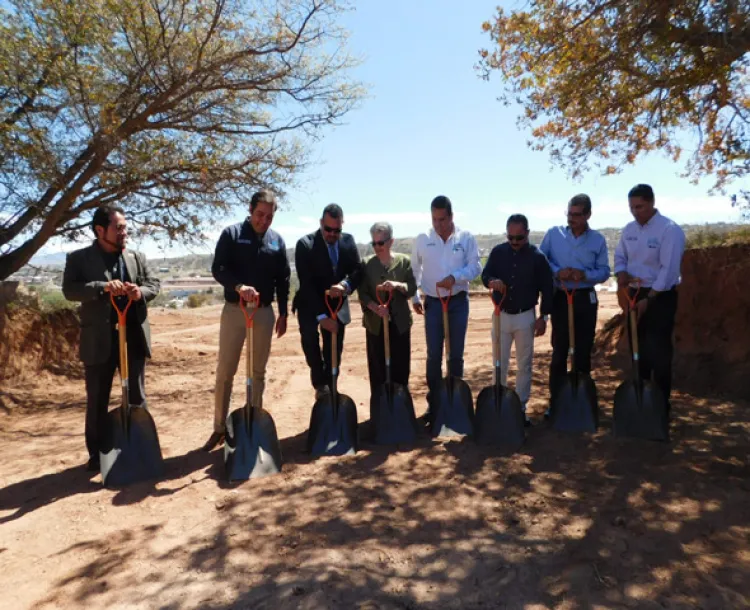 Colocan primera piedra de plaza comercial