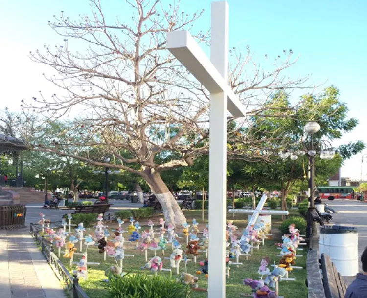 Cambian padres cruz de Guardería ABC en plaza