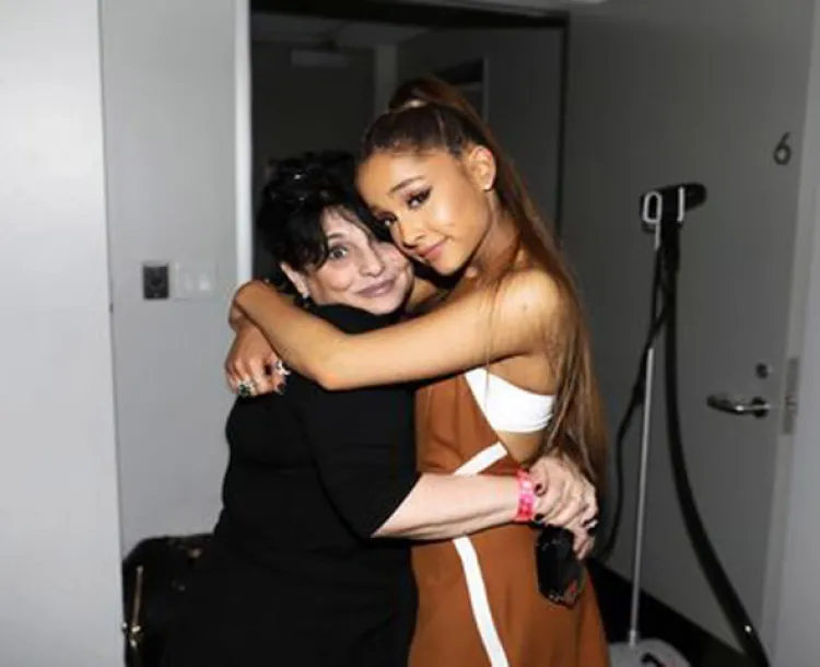 Mamá de Ariana Grande ayudó a fans
