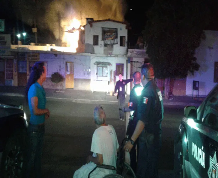 Rescatan policías a anciano de casa en llamas en Hermosillo