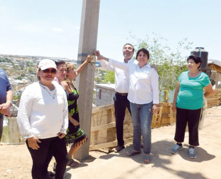 Entrega Alcalde otra obra de electrificación